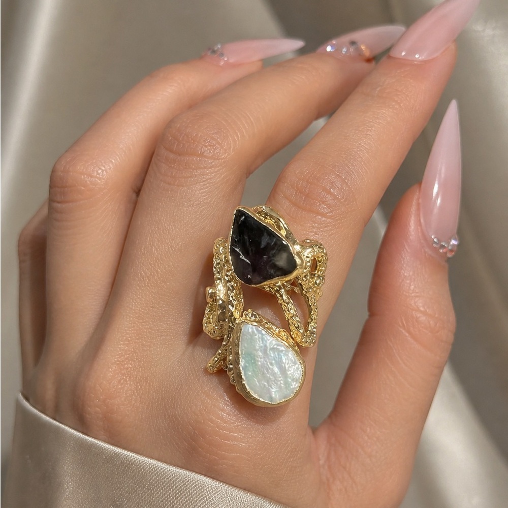 Gold Plated Stone Ring
Adjustable NWT 🔥